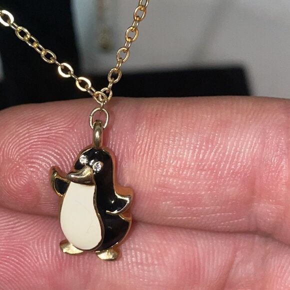 Small chain necklace with penguin emblem 🐧 - Picture 2 of 4